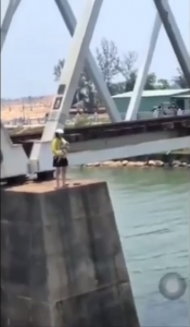 Giải cứu một phụ nữ trẻ ôm con nhỏ định nhảy xuống sông tự tử