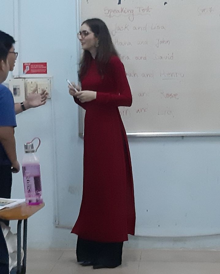 Cô giáo Romania ở Việt Nam: 'Tôi thấy nữ tính hơn khi mặc áo dài'
