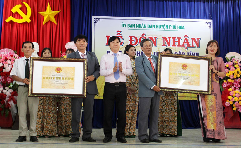 Phú Hòa: Đón nhận bằng xếp hạng di tích cấp tỉnh Lẫm Phú Lộc và Đình Phong Niên