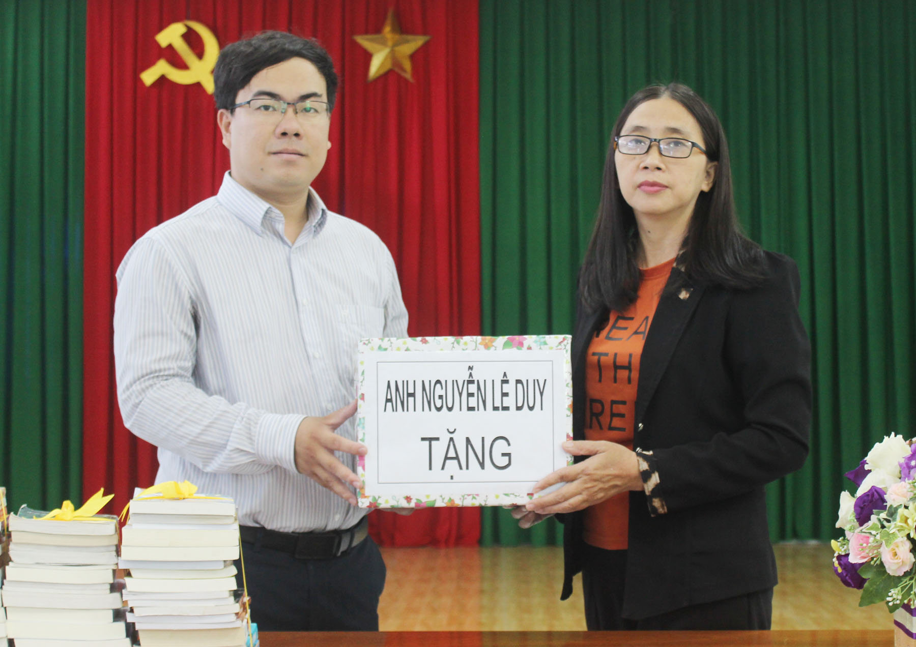 Anh Nguyễn Lê Duy tặng Thư viện tỉnh 1.293 bản sách