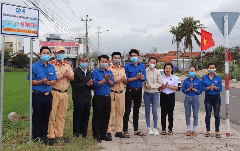Đông Hòa: Bàn giao công trình thanh niên Sắc cờ quê hương