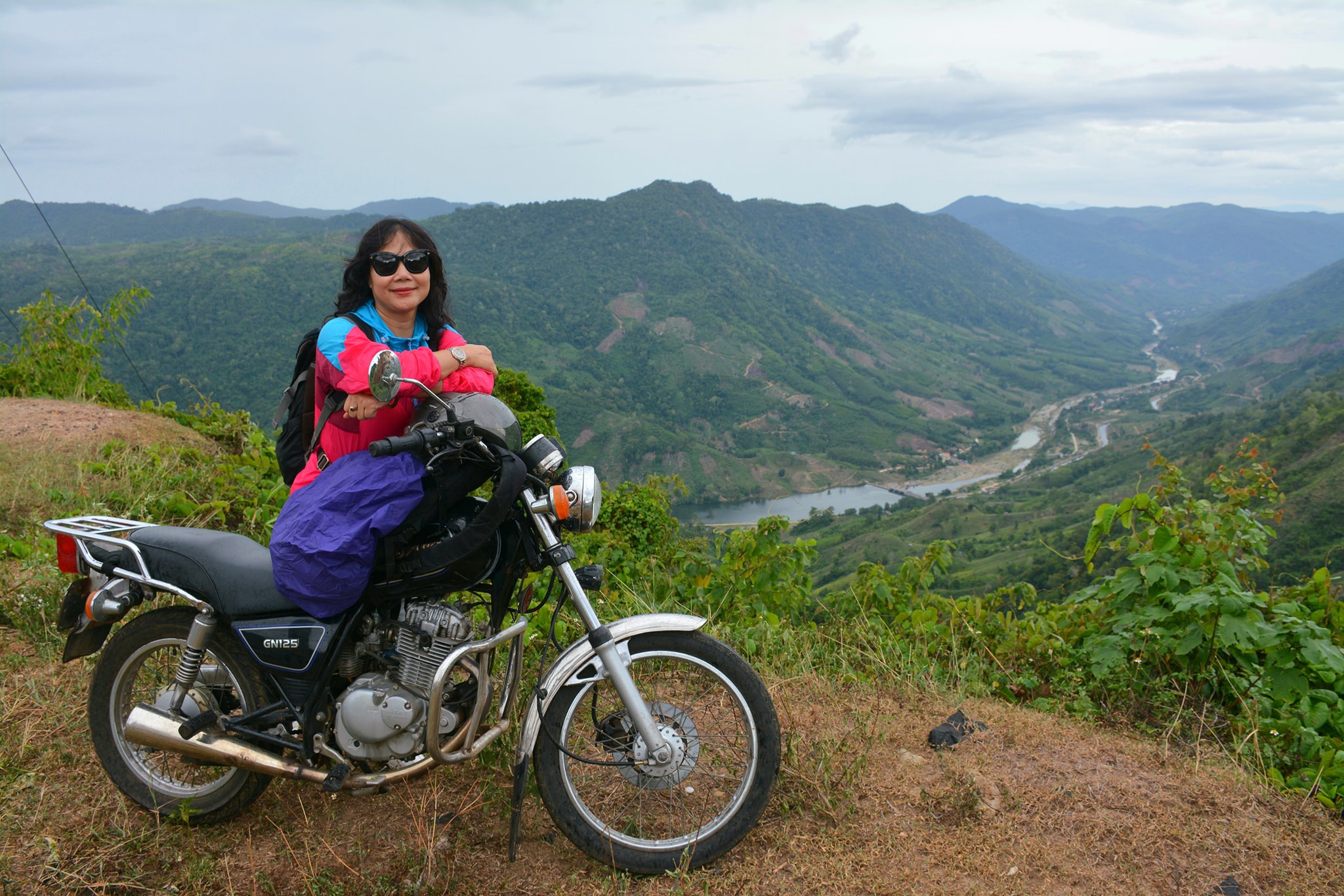 Mẹ rủ con trai đi phượt xuyên Việt để giảm áp lực học hành