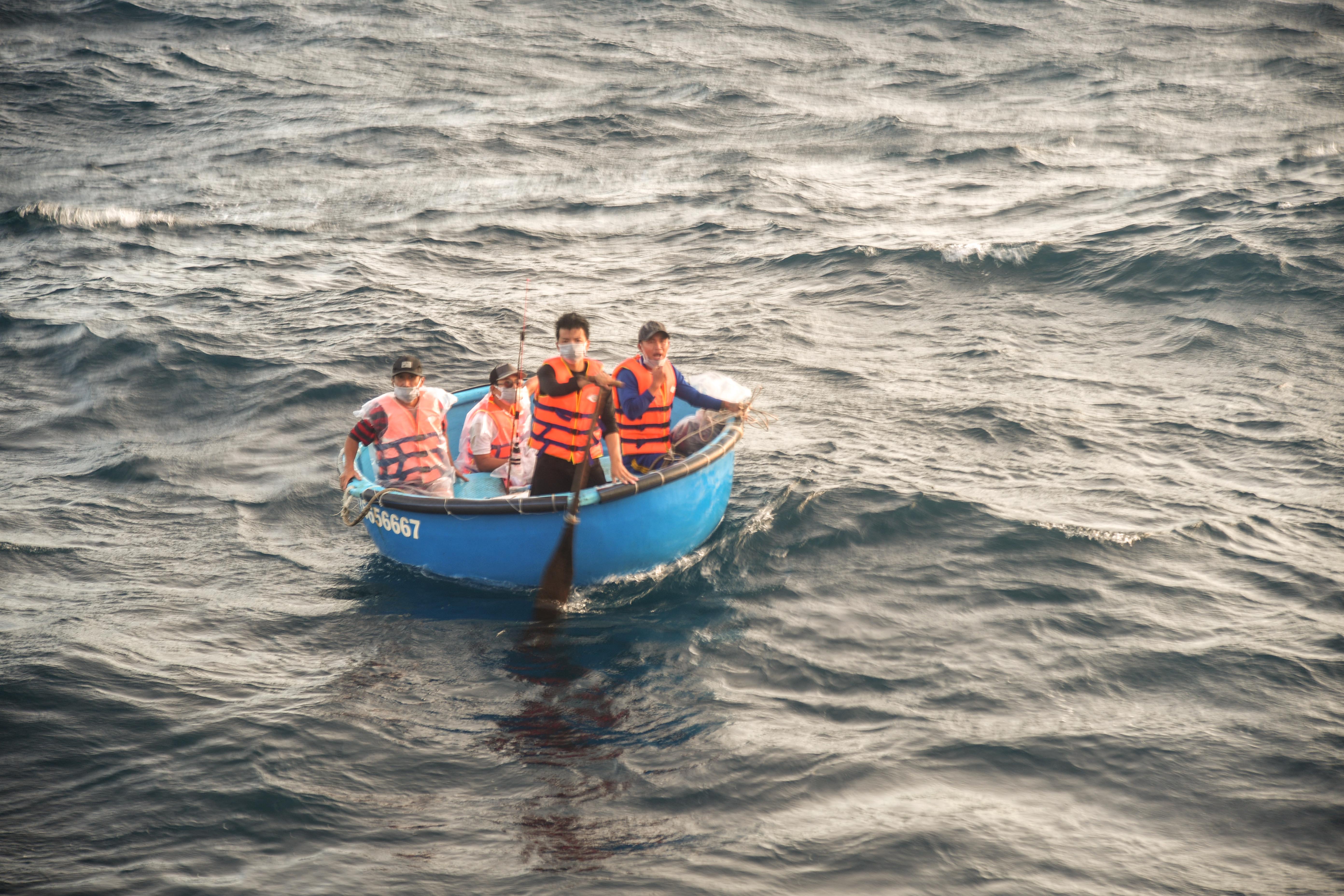 Cứu 4 ngư dân bị chìm tàu, trôi dạt nhiều giờ trên biển