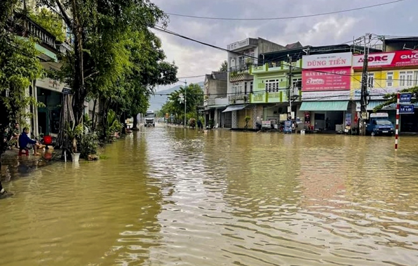 Lũ dâng cao bất thường, Phú Yên sơ tán khẩn cấp 320 hộ dân