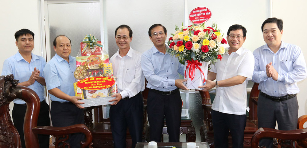 Bí thư Thành ủy Tuy Hòa thăm, chúc mừng nhân ngày Nhà giáo Việt Nam